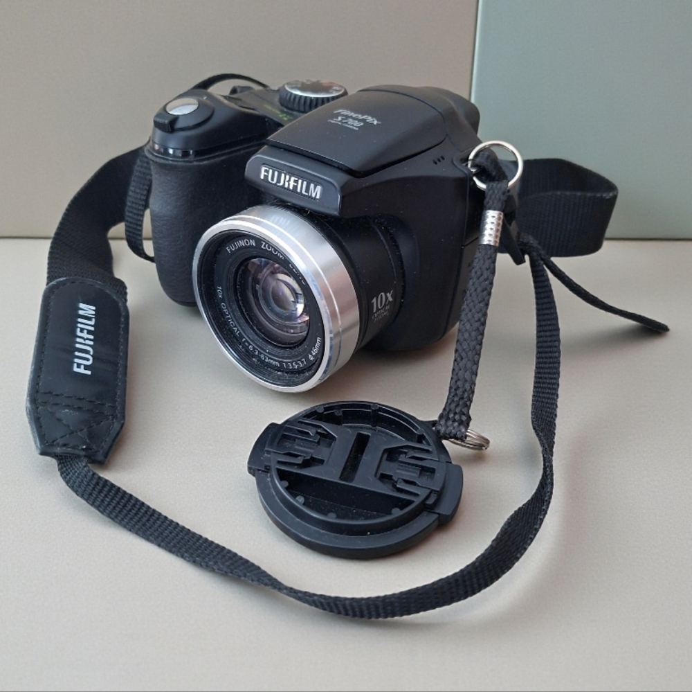 Fujifilm Digital Camera FinePix S700 7.1 Mega Pixela 10X Optical Zoom With Case